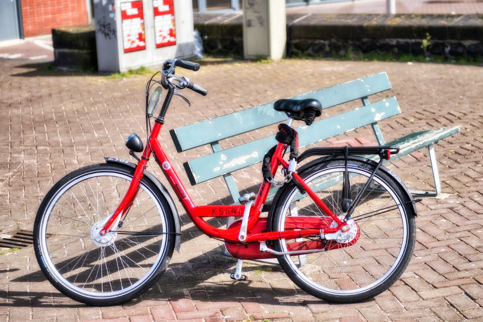 Czerwony rower w stylu retro